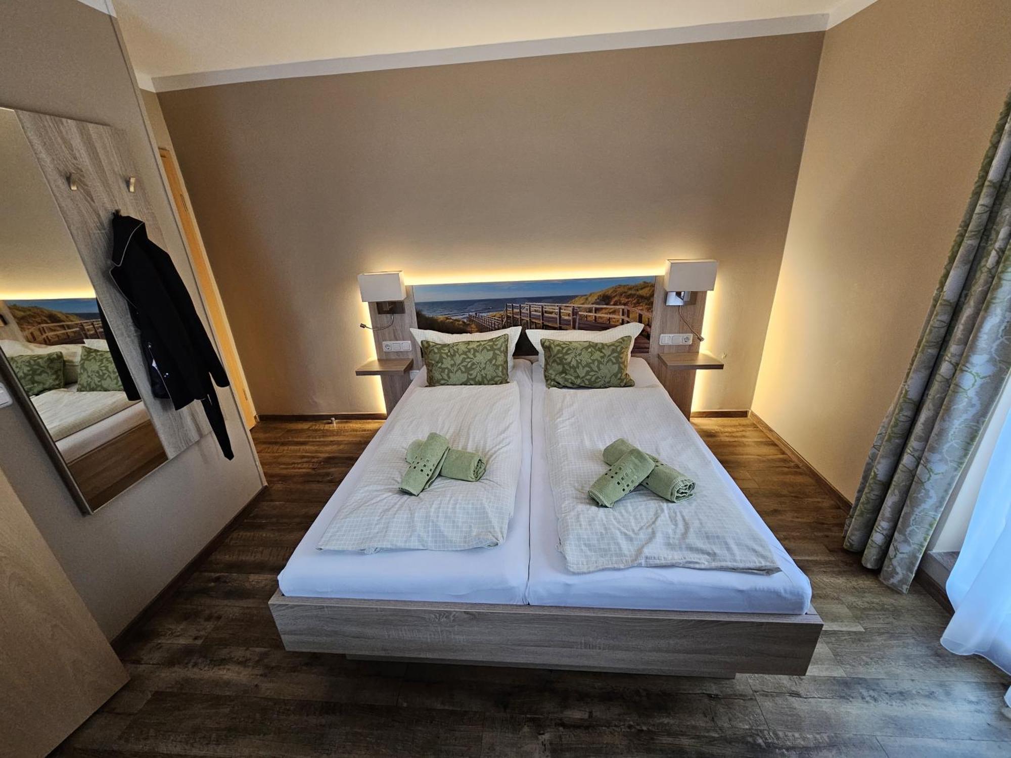 Hotel Pension Am Hafen Norddeich  Esterno foto